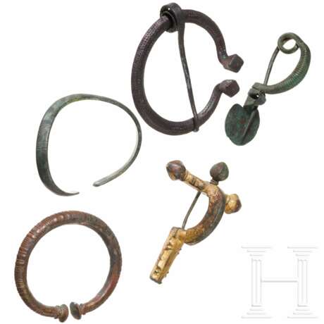 Drei Fibeln und zwei hallstattzeitliche Ringe, 7. Jhdt. v. Chr. - 11. Jhdt. n. Chr. - Foto 1