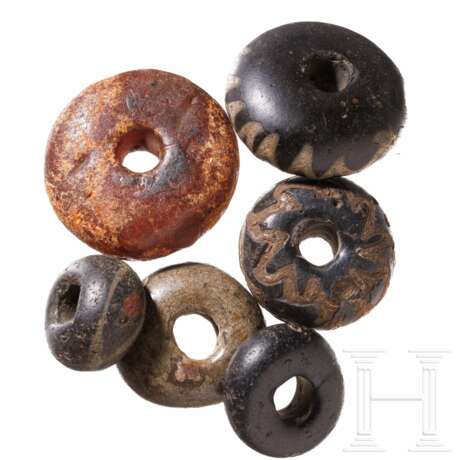Sechs vor- und frühgeschichtliche Perlen, darunter vier germanische Perlen des 5. - frühen 6. Jhdts. - photo 1