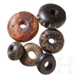 Sechs vor- und frühgeschichtliche Perlen, darunter vier germanische Perlen des 5. - frühen 6. Jhdts.
