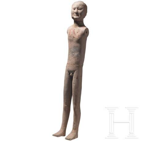 Figur eines stehenden nackten Mannes, China, Han-Dynastie, um 150 v. Chr. - photo 1