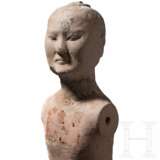 Figur eines stehenden nackten Mannes, China, Han-Dynastie, um 150 v. Chr. - фото 3