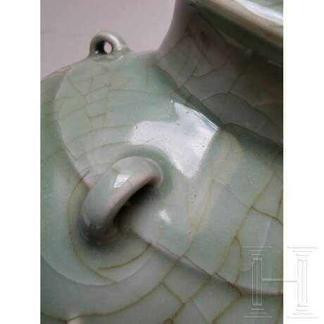 Longquan-Seladon-Vase mit Pfingstrose, China, wohl Ming-Dynastie - Foto 3
