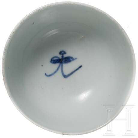 Blau-weißes Koppchen und kleiner Teller, China, Kangxi-Periode, um 1700 - фото 3