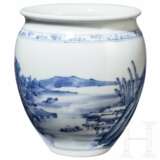 Blau-weiße Vase mit Seenlandschaft, China, wohl Kangxi-Periode (18. Jhdt.) - фото 1