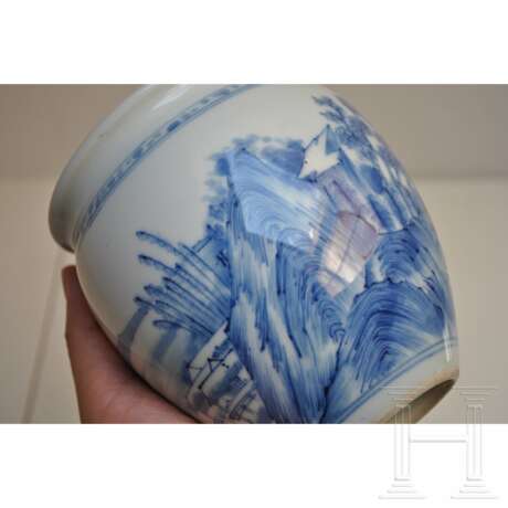 Blau-weiße Vase mit Seenlandschaft, China, wohl Kangxi-Periode (18. Jhdt.) - фото 13