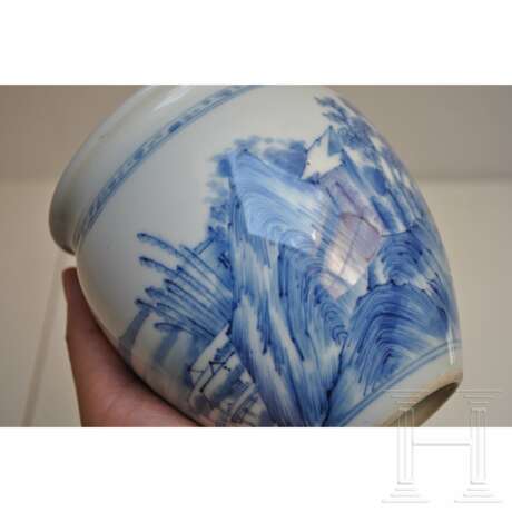 Blau-weiße Vase mit Seenlandschaft, China, wohl Kangxi-Periode (18. Jhdt.) - photo 13