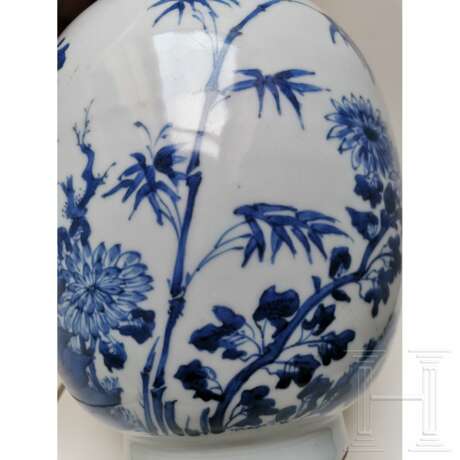 Große blau-weiße Vase mit Blumendekor, wahrscheinlich Kangxi-Periode (Anfang 18. Jhdt.) - Foto 11