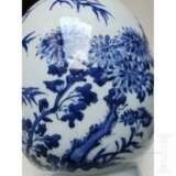 Große blau-weiße Vase mit Blumendekor, wahrscheinlich Kangxi-Periode (Anfang 18. Jhdt.) - Foto 12