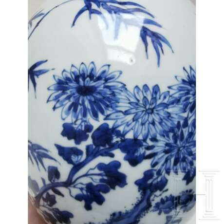 Große blau-weiße Vase mit Blumendekor, wahrscheinlich Kangxi-Periode (Anfang 18. Jhdt.) - Foto 13