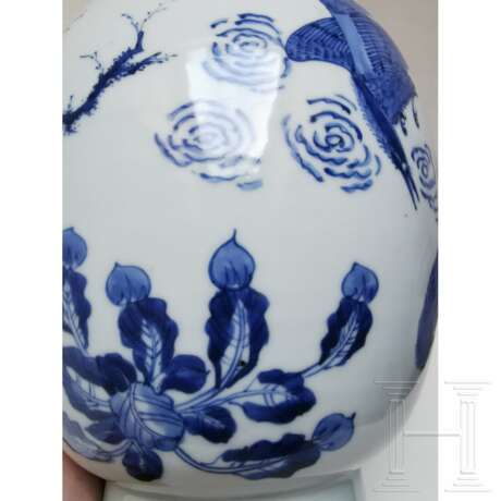 Große blau-weiße Vase mit Blumendekor, wahrscheinlich Kangxi-Periode (Anfang 18. Jhdt.) - фото 15