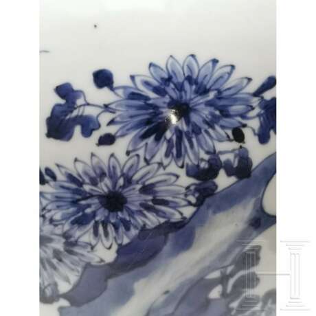 Große blau-weiße Vase mit Blumendekor, wahrscheinlich Kangxi-Periode (Anfang 18. Jhdt.) - photo 20