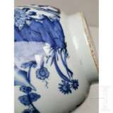 Große blau-weiße Vase mit Blumendekor, wahrscheinlich Kangxi-Periode (Anfang 18. Jhdt.) - photo 2