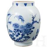 Große blau-weiße Vase mit Blumendekor, wahrscheinlich Kangxi-Periode (Anfang 18. Jhdt.) - Foto 4