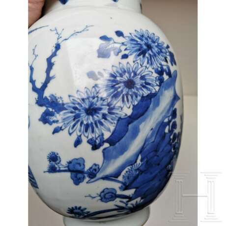 Große blau-weiße Vase mit Blumendekor, wahrscheinlich Kangxi-Periode (Anfang 18. Jhdt.) - Foto 8