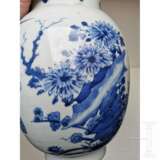 Große blau-weiße Vase mit Blumendekor, wahrscheinlich Kangxi-Periode (Anfang 18. Jhdt.) - фото 8