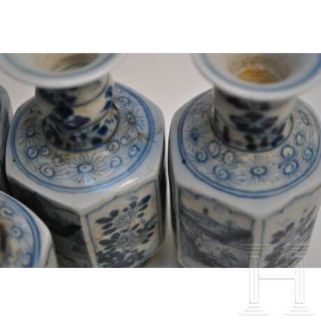 Fünf kleine blau-weiße Vasen aus dem Vung-Tau Schiffs, China, wohl Kangxi-Periode - Foto 2
