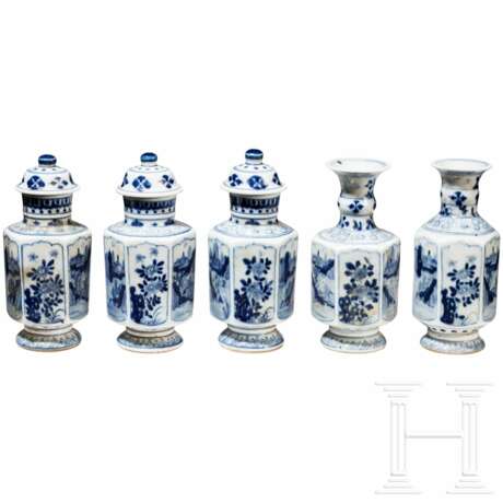 Fünf kleine blau-weiße Vasen aus dem Vung-Tau Schiffs, China, wohl Kangxi-Periode - Foto 9
