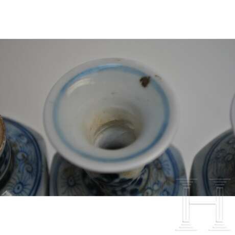 Fünf kleine blau-weiße Vasen aus dem Vung-Tau Schiffs, China, wohl Kangxi-Periode - Foto 16