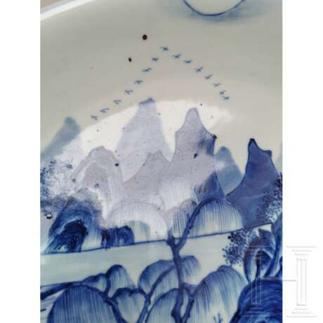 Große blaue-weiße Schale mit Seen- und Berglandschaft, China, wohl 19./20. Jhdt. - photo 2