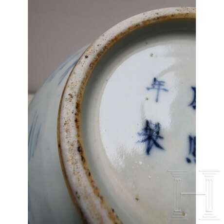 Blau-weiße Vase mit Berg- und Seelandschaft, China, wohl 19./20. Jhdt. - фото 3