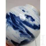 Blau-weiße Vase mit Berg- und Seelandschaft, China, wohl 19./20. Jhdt. - Foto 5