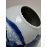 Blau-weiße Vase mit Berg- und Seelandschaft, China, wohl 19./20. Jhdt. - Foto 9
