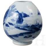 Blau-weiße Vase mit Berg- und Seelandschaft, China, wohl 19./20. Jhdt. - Foto 11