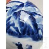 Blau-weiße Vase mit Berg- und Seelandschaft, China, wohl 19./20. Jhdt. - Foto 15