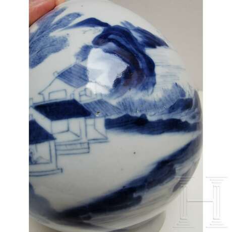 Blau-weiße Vase mit Berg- und Seelandschaft, China, wohl 19./20. Jhdt. - photo 16