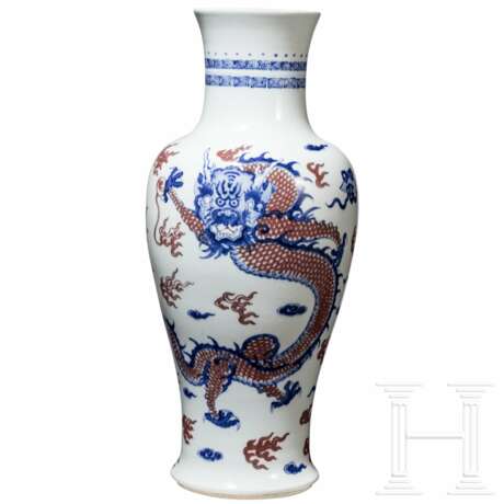 Große blau-weiße und kupferrote Drachenvase mit Chengua-Sechszeichenmarke, China, 20. Jhdt. - Foto 1