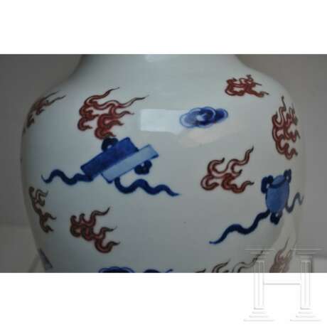 Große blau-weiße und kupferrote Drachenvase mit Chengua-Sechszeichenmarke, China, 20. Jhdt. - photo 2