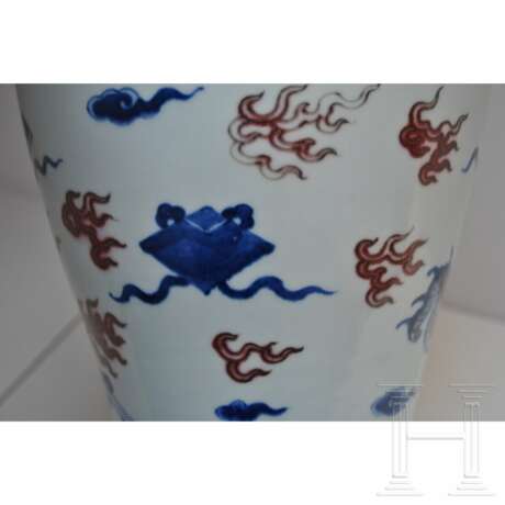 Große blau-weiße und kupferrote Drachenvase mit Chengua-Sechszeichenmarke, China, 20. Jhdt. - Foto 3