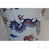 Große blau-weiße und kupferrote Drachenvase mit Chengua-Sechszeichenmarke, China, 20. Jhdt. - фото 4