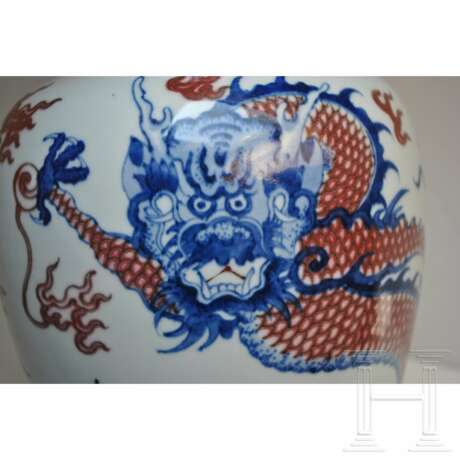 Große blau-weiße und kupferrote Drachenvase mit Chengua-Sechszeichenmarke, China, 20. Jhdt. - фото 5