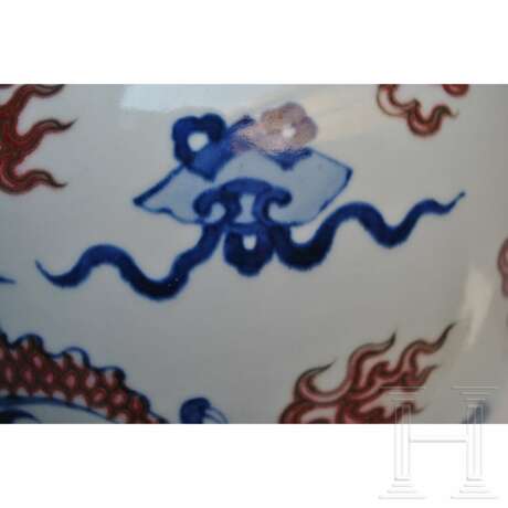 Große blau-weiße und kupferrote Drachenvase mit Chengua-Sechszeichenmarke, China, 20. Jhdt. - фото 7