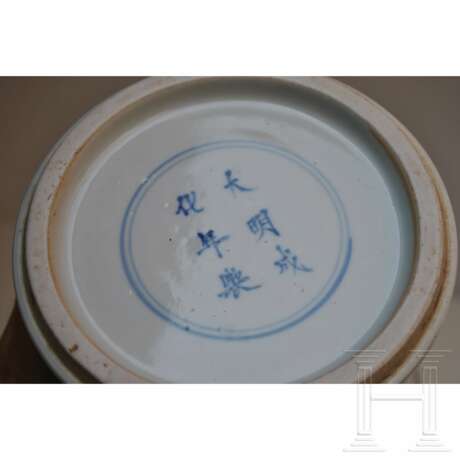 Große blau-weiße und kupferrote Drachenvase mit Chengua-Sechszeichenmarke, China, 20. Jhdt. - photo 8