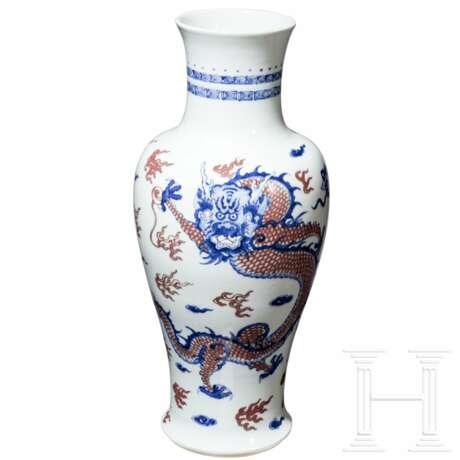 Große blau-weiße und kupferrote Drachenvase mit Chengua-Sechszeichenmarke, China, 20. Jhdt. - Foto 10