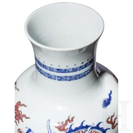 Große blau-weiße und kupferrote Drachenvase mit Chengua-Sechszeichenmarke, China, 20. Jhdt. - photo 11