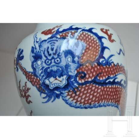 Große blau-weiße und kupferrote Drachenvase mit Chengua-Sechszeichenmarke, China, 20. Jhdt. - фото 14