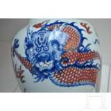 Große blau-weiße und kupferrote Drachenvase mit Chengua-Sechszeichenmarke, China, 20. Jhdt. - photo 14