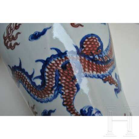 Große blau-weiße und kupferrote Drachenvase mit Chengua-Sechszeichenmarke, China, 20. Jhdt. - photo 15