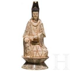 Figur der Guanyin aus Bein, China, 20. Jhdt.