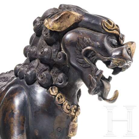 Schreitender Wächterlöwe aus Bronze, China, um 1900 - Foto 4