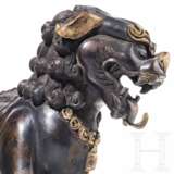 Schreitender Wächterlöwe aus Bronze, China, um 1900 - photo 4
