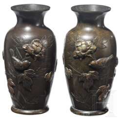 Zwei Vasen mit reliefiertem Dekor, Japan, Meiji-Periode, spätes 19. Jhdt.
