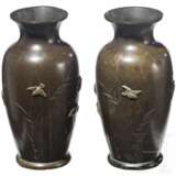 Zwei Vasen mit reliefiertem Dekor, Japan, Meiji-Periode, spätes 19. Jhdt. - photo 2