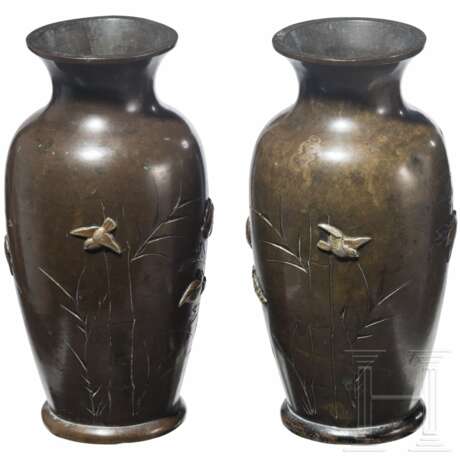 Zwei Vasen mit reliefiertem Dekor, Japan, Meiji-Periode, spätes 19. Jhdt. - Foto 2
