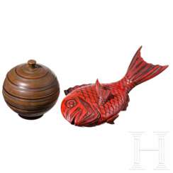 Lackschachtel in Fischform sowie Jubako (Essensträger), Japan, wohl Heisei-Periode