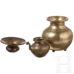 Gravierte Kanne, Lavabo und Lota-Vase aus Messing, Persien/Indien, 18./19. Jhdt.
