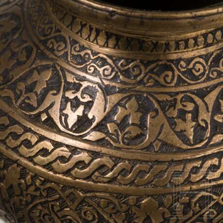 Gravierte Kanne, Lavabo und Lota-Vase aus Messing, Persien/Indien, 18./19. Jhdt. - photo 3